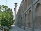 © Fotodienst / Wilfried Seywald. Teheran, Auch die dem Märthyrer Motahhari gewidmete Große Moschee und Koranschule von Sepahsalar südlich des alten iranischen Parlaments stammt aus der Qadjarenzeit. Sie hat eine Fläche von 16.000 m2 und wurde von einem Kanzler von Nassreddin Shah begründet.