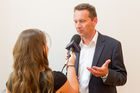 (c) fotodienst / Anna Rauchenberger - Wien, am 11.08.2010 -  Die Palfinger AG präsentierte heute bei einer Pressekonferenz in der Wiener Börse die Zahlen des 1. Halbjahres 2010. Demzufolge ist das Unternehmen wieder am Wachstumspfad. Die Palfinger AG zählt seit Jahren zu den international führenden Herstellern hydraulischer Hebe-, Lade- und Handlingsysteme. FOTO: Herbert Ortner, Vorstandsvorsitzender der Palfinger AG im Gespräch mit Journalisten