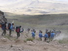 (C)Fotodienst/ Dr. Wilfried Seywald; Vom Basislager Gusfandsara auf 3.150 m geht es zu Fuß bergauf Richtung Damavand. Bis zur Schutzhütte Bargah-e Sevom auf 4.150 m passiert man Almwiesen mit Schaf- und Ziegenherden, Schotterfelder, bizarre Basaltgesteine, trockene Bachläufe, Lavafelder und zum Schluss vulkanisch geprägte Felslandschaften. Im Bild: Abstieg von iranischen Militärangehörigen.