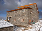 (C)Fotodienst/ Dr. Wilfried Seywald; Die im vergangenen Jahr errichtete Schutzhütte Bargah-e Sevom auf 4.150 m bietet bis zu einhundert Bergsteigern Unterkunft. Auf eigens angelegten Terrassen im angrenzenden Gelände können weitere 270 Zelte aufgestellt werden. 