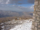 (C)Fotodienst/ Dr. Wilfried Seywald; Die im vergangenen Jahr errichtete Schutzhütte Bargah-e Sevom auf 4.150 m bietet bis zu einhundert Bergsteigern Unterkunft. Auf eigens angelegten Terrassen im angrenzenden Gelände können weitere 270 Zelte aufgestellt werden. Im Bild: Blick auf das alte Lager unterhalb der Schutzhütte.