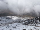 (C)Fotodienst/ Dr. Wilfried Seywald; Die im vergangenen Jahr errichtete Schutzhütte Bargah-e Sevom auf 4.150 m bietet bis zu einhundert Bergsteigern Unterkunft. Im Bild: Blick vom Lager hinauf auf den wolkenverhangenen Damavand.