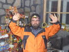 (C)Fotodienst/ Dr. Wilfried Seywald; Die im vergangenen Jahr errichtete Schutzhütte Bargah-e Sevom auf 4.150 m bietet bis zu einhundert Bergsteigern Unterkunft. Im Bild: Schützhüttenchef Rami 