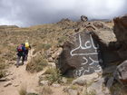 (C)Fotodienst/ Dr. Wilfried Seywald; Vom Basislager Gusfandsara auf 3.150 m geht es zu Fuß bergauf Richtung Damavand. Bis zur Schutzhütte Bargah-e Sevom auf 4.150 m passiert man Almwiesen mit Schaf- und Ziegenherden, Schotterfelder, bizarre Basaltgesteine, trockene Bachläufe, Lavafelder und zum Schluss vulkanisch geprägte Felslandschaften.