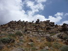 (C)Fotodienst/ Dr. Wilfried Seywald; Vom Basislager Gusfandsara auf 3.150 m geht es zu Fuß bergauf Richtung Damavand. Bis zur Schutzhütte Bargah-e Sevom auf 4.150 m passiert man Almwiesen mit Schaf- und Ziegenherden, Schotterfelder, bizarre Basaltgesteine, trockene Bachläufe, Lavafelder und zum Schluss vulkanisch geprägte Felslandschaften.