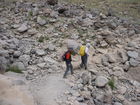 (C)Fotodienst/ Dr. Wilfried Seywald; Vom Basislager Gusfandsara auf 3.150 m geht es zu Fuß bergauf Richtung Damavand. Bis zur Schutzhütte Bargah-e Sevom auf 4.150 m passiert man Almwiesen mit Schaf- und Ziegenherden, Schotterfelder, bizarre Basaltgesteine, trockene Bachläufe, Lavafelder und zum Schluss vulkanisch geprägte Felslandschaften.