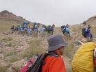 (C)Fotodienst/ Dr. Wilfried Seywald; Vom Basislager Gusfandsara auf 3.150 m geht es zu Fuß bergauf Richtung Damavand. Bis zur Schutzhütte Bargah-e Sevom auf 4.150 m passiert man Almwiesen mit Schaf- und Ziegenherden, Schotterfelder, bizarre Basaltgesteine, trockene Bachläufe, Lavafelder und zum Schluss vulkanisch geprägte Felslandschaften. Im Bild: Abstieg von iranischen Militärangehörigen.