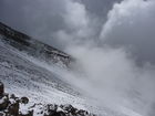 (C)Fotodienst/ Dr. Wilfried Seywald; Oberhalb der Schutzhütte Bargah-e Sevom auf 4.150 m beginnt der felsige Abschnitt, der nur von Schneefeldern und Schotterrinnen unterbrochen wird. 