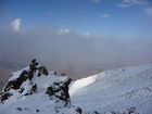 (C)Fotodienst/ Dr. Wilfried Seywald; Für den Aufstieg von der Schutzhütte Bargah-e Sevom auf 4.150 m zum Gipfel des Demavand auf 5.671 m benötigt man je nach Schneelage 6 bis 7 Stunden. Im Bild: Blick ins Tal, gegenüber die Elburs-Bergkette.