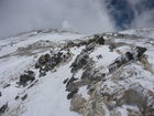 (C)Fotodienst/ Dr. Wilfried Seywald; Für den Aufstieg von der Schutzhütte Bargah-e Sevom auf 4.150 m zum Gipfel des Demavand auf 5.671 m benötigt man je nach Schneelage 6 bis 7 Stunden. Unterhalb des Gipfels beeindrucken kräftige gelbe Farbtöne (Schwefeldampf und Schwefelgestein) die Vulkanlandschaft.