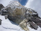 (C)Fotodienst/ Dr. Wilfried Seywald; Für den Aufstieg von der Schutzhütte Bargah-e Sevom auf 4.150 m zum Gipfel des Demavand auf 5.671 m benötigt man je nach Schneelage 6 bis 7 Stunden. Unterhalb des Gipfels beeindrucken kräftige gelbe Farbtöne (Schwefeldampf und Schwefelgestein) die Vulkanlandschaft.