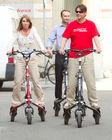 (c) fotodienst / Anna Rauchenberger - Wien, am 05.08.2010 -  Gemeinsam mit Trikke Austria powered by BEKO veranstaltete die Firma Stamm Concept Store das erste 'Spazierschweben' mit dem eTrikke in der Wiener Innenstadt. Mit dem elektrisch unterstützten Trikke UPT, eine Art Elektroroller, kann sich jeder umbeweltbewusst fortbewegen. Das Trikke UPT ist klappbar, leicht und dadurch einfach zu transportieren und zu lagern. FOTO: Vorführung des eTrikke, das auch ausprobiert werden konnte.