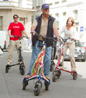 (c) fotodienst / Anna Rauchenberger - Wien, am 05.08.2010 -  Gemeinsam mit Trikke Austria powered by BEKO veranstaltete die Firma Stamm Concept Store das erste 'Spazierschweben' mit dem eTrikke in der Wiener Innenstadt. Mit dem elektrisch unterstützten Trikke UPT, eine Art Elektroroller, kann sich jeder umbeweltbewusst fortbewegen. Das Trikke UPT ist klappbar, leicht und dadurch einfach zu transportieren und zu lagern. FOTO: Vorführung des eTrikke, das auch ausprobiert werden konnte.