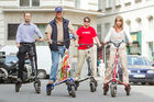 (c) fotodienst / Anna Rauchenberger - Wien, am 05.08.2010 -  Gemeinsam mit Trikke Austria powered by BEKO veranstaltete die Firma Stamm Concept Store das erste 'Spazierschweben' mit dem eTrikke in der Wiener Innenstadt. Mit dem elektrisch unterstützten Trikke UPT, eine Art Elektroroller, kann sich jeder umbeweltbewusst fortbewegen. Das Trikke UPT ist klappbar, leicht und dadurch einfach zu transportieren und zu lagern. FOTO: Vorführung des eTrikke, das auch ausprobiert werden konnte.