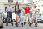 (c) fotodienst / Anna Rauchenberger - Wien, am 05.08.2010 -  Gemeinsam mit Trikke Austria powered by BEKO veranstaltete die Firma Stamm Concept Store das erste 'Spazierschweben' mit dem eTrikke in der Wiener Innenstadt. Mit dem elektrisch unterstützten Trikke UPT, eine Art Elektroroller, kann sich jeder umbeweltbewusst fortbewegen. Das Trikke UPT ist klappbar, leicht und dadurch einfach zu transportieren und zu lagern. FOTO: Vorführung des eTrikke, das auch ausprobiert werden konnte.