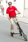 (c) fotodienst / Anna Rauchenberger - Wien, am 05.08.2010 -  Gemeinsam mit Trikke Austria powered by BEKO veranstaltete die Firma Stamm Concept Store das erste 'Spazierschweben' mit dem eTrikke in der Wiener Innenstadt. Mit dem elektrisch unterstützten Trikke UPT, eine Art Elektroroller, kann sich jeder umbeweltbewusst fortbewegen. Das Trikke UPT ist klappbar, leicht und dadurch einfach zu transportieren und zu lagern. FOTO: Ing. Christof Kotauczek, G&F HandelsgesmbH, beim Spazierschweben mit dem eTrikke