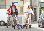 (c) fotodienst / Anna Rauchenberger - Wien, am 05.08.2010 -  Gemeinsam mit Trikke Austria powered by BEKO veranstaltete die Firma Stamm Concept Store das erste 'Spazierschweben' mit dem eTrikke in der Wiener Innenstadt. Mit dem elektrisch unterstützten Trikke UPT, eine Art Elektroroller, kann sich jeder umbeweltbewusst fortbewegen. Das Trikke UPT ist klappbar, leicht und dadurch einfach zu transportieren und zu lagern. FOTO: Vorführung des eTrikke, das auch ausprobiert werden konnte.