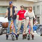 (c) fotodienst / Anna Rauchenberger - Wien, am 05.08.2010 -  Gemeinsam mit Trikke Austria powered by BEKO veranstaltete die Firma Stamm Concept Store das erste 'Spazierschweben' mit dem eTrikke in der Wiener Innenstadt. Mit dem elektrisch unterstützten Trikke UPT, eine Art Elektroroller, kann sich jeder umbeweltbewusst fortbewegen. Das Trikke UPT ist klappbar, leicht und dadurch einfach zu transportieren und zu lagern. FOTO: Vorführung des eTrikke, das auch ausprobiert werden konnte.