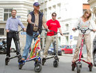 (c) fotodienst / Anna Rauchenberger - Wien, am 05.08.2010 -  Gemeinsam mit Trikke Austria powered by BEKO veranstaltete die Firma Stamm Concept Store das erste 'Spazierschweben' mit dem eTrikke in der Wiener Innenstadt. Mit dem elektrisch unterstützten Trikke UPT, eine Art Elektroroller, kann sich jeder umbeweltbewusst fortbewegen. Das Trikke UPT ist klappbar, leicht und dadurch einfach zu transportieren und zu lagern. FOTO: Vorführung des eTrikke, das auch ausprobiert werden konnte.