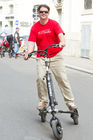 (c) fotodienst / Anna Rauchenberger - Wien, am 05.08.2010 -  Gemeinsam mit Trikke Austria powered by BEKO veranstaltete die Firma Stamm Concept Store das erste 'Spazierschweben' mit dem eTrikke in der Wiener Innenstadt. Mit dem elektrisch unterstützten Trikke UPT, eine Art Elektroroller, kann sich jeder umbeweltbewusst fortbewegen. Das Trikke UPT ist klappbar, leicht und dadurch einfach zu transportieren und zu lagern. FOTO: Ing. Christof Kotauczek, G&F HandelsgesmbH, beim Spazierschweben mit dem eTrikke