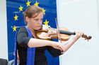 (c) fotodienst / Anna Rauchenberger - Wien, am 03.08.2010 -  Das Jugendorchester der Europäischen Union (EUYO), bestehend aus begabten MusikerInnen von 14 bis 24 Jahren aus allen 27 Mitgliedstaaten der Europäischen Union, wird seine Sommertournee 2010 mit zwei großartigen Konzerten im Rahmen des renommierten Grafenegger Musik-Sommers beginnen. Bei der heutigen Pressekonferenz in der Vertretung der Europäischen Kommission in Wien wurde der Startschuss für die Tournee gegeben. FOTO: EUYO 2010 Mitglieder geben ein Stück zum Besten.