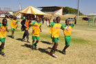 Jugendliche namibische Fussballer beim Aufwärmen. Young namibian footballers. Sport fördert den Teamgeist und erhöht die Leistungsbereitschaft. 