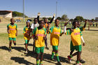 Jugendliche namibische Fussballer beim Aufwärmen. Young namibian footballers. Sport fördert den Teamgeist und erhöht die Leistungsbereitschaft.