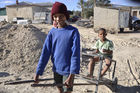 Namibische Kinder beim Spiel und Nachahmung eines Pferde- oder Eselgespanns. Namibi children playing horses and donkey. 