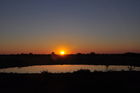 Das Wasserloch im Okaukuejo-Camp im Etosha Nationalpark wird auch nachts rege von den Wildtieren aufgesucht. Bequem vom Bungalow oder von den Sitzbänken kann man sie im Flutlicht beobachten. www.nwr.com.na