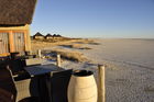 Prächtiges Panorama von der Veranda des Onkoshi Camps auf die Etosha Salzpfanne und den menschenfeindlichsten Teil des Nationalparks. Dieses Luxus-Lodge liegt nahe Namutomi und gehört zu den Namibia Wildlife Resorts. www.nwr.com.na