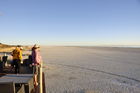 Ein sundowner mit sagenhaftem Panoramablick über die Etosha Salzpfanne im Abendlicht von der Veranda des Onkoshi Camps aus. www.nwr.com.na