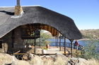 Prächtige Aussicht und stilvolle Bungalow im Lake Oanob Resort in Rehoboth, Namibia. Unter Schweizer Führung. 