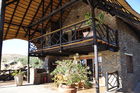 Stilvolle Bungalow mit prächtige Aussicht über den Stausee in der Wüste versüssen den Urlaub im Lake Oanob Resort in Rehoboth, Namibia. Unter Schweizer Führung. 