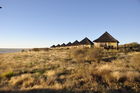 Ein Schmuckstück am endlosen Horizont der Etosha-Pfanne: Onkoshi Camp Luxus-Lodge, Etoscha, Namibia