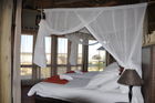 Blick vom Bett des luxuriösen Onkoshi Camp auf das Sternenfirmament über der Etosha-Salzpfanne.