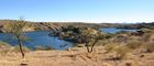 Stilvolle Bungalow mit prächtige Aussicht über den Stausee in der Wüste versüssen den Urlaub im Lake Oanob Resort in Rehoboth, Namibia. Unter Schweizer Führung. 