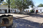 Der Innenhof des ehemaligen deutschen Fort und heutigen Safari-Camp Namutomi von Namibia Wildlife Resorts (NWR) im Etosha Nationalpark. 