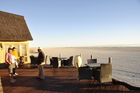 Ein Schmuckstück am endlosen Horizont und Firmament der Etosha-Salzpfanne: Die Luxus-Lodge Onkoshi Camp 