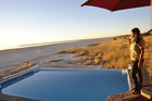 Ein Schmuckstück am endlosen Horizont der Etosha-Pfanne: Onkoshi Camp Luxus-Lodge, Etoscha, Namibia