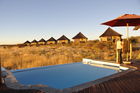 Ein Schmuckstück am endlosen Horizont der Etosha-Pfanne: Onkoshi Camp Luxus-Lodge, Etoscha, Namibia. www.nwr.com.na