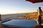 Ein Schmuckstück am endlosen Horizont der Etosha-Pfanne: Onkoshi Camp Luxus-Lodge, Etoscha, Namibia www.nwr.com.na