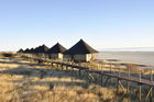 Ein Schmuckstück am endlosen Horizont und Firmament am Rande der Etosha-Salzpfanne: Die Luxus-Lodge Onkoshi Camp, mit den Stelzenbungalows