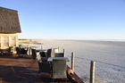 Ein Schmuckstück am endlosen Horizont der Etosha-Pfanne: Onkoshi Camp Luxus-Lodge, Etoscha, Namibia