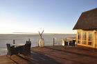 Phänomenale Aussicht auf die Etosch-Salzpfannen im Onkoshi Camp, Luxus-Lodge, Etoscha, Namibia.