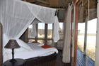 Blick vom Bett des luxuriösen Onkoshi Camp auf das Sternenfirmament über der Etosha-Salzpfanne.