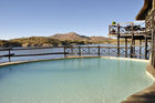 Der Pool im Lake Oanob Resort nahe Rehoboth in Namibia. The perfect place: Lake Oanob Resort Rehoboth, Namibia