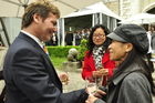 Zürich Tourismus-Direktor Frank Buman mit zwei chinesischen Stadtführerinnen an der 125 Jahr Feier im Landesmuseum