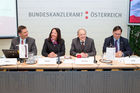 (c) fotodienst / Anna Rauchenberger - Wien, am 01.06.2010 -  Bei einer Pressekonferenz im Bundeskanzleramt wurde heute der erste E-Government Browser Österreichs vorgestellt. Die Initiative von Digitales Österreich mit Unterstützung von Microsoft Österreich soll in Zukunft allen ÖsterreicherInnen ihre E-Government Anwendungen erleichtern: Egal ob Rechtsauskunft, Lohnsteuerausgleich oder Sicherheitsinformationen. FOTO v.l.: Robert Lampl, Leiter Geschäftsbereich Online Services & Windows, Microsoft Österreich, Petra Jenner, Geschäftsführerin, Microsoft Österreich, Manfred Matzka, Sektionschef Sektion I, Bundeskanzleramt, Christian Rupp, Sprecher der Plattform Digitales Österreich, Bundeskanzleramt