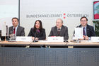 (c) fotodienst / Anna Rauchenberger - Wien, am 01.06.2010 -  Bei einer Pressekonferenz im Bundeskanzleramt wurde heute der erste E-Government Browser Österreichs vorgestellt. Die Initiative von Digitales Österreich mit Unterstützung von Microsoft Österreich soll in Zukunft allen ÖsterreicherInnen ihre E-Government Anwendungen erleichtern: Egal ob Rechtsauskunft, Lohnsteuerausgleich oder Sicherheitsinformationen. FOTO v.l.: Robert Lampl, Leiter Geschäftsbereich Online Services & Windows, Microsoft Österreich, Petra Jenner, Geschäftsführerin, Microsoft Österreich, Manfred Matzka, Sektionschef Sektion I, Bundeskanzleramt, Christian Rupp, Sprecher der Plattform Digitales Österreich, Bundeskanzleramt