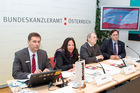 (c) fotodienst / Anna Rauchenberger - Wien, am 01.06.2010 -  Bei einer Pressekonferenz im Bundeskanzleramt wurde heute der erste E-Government Browser Österreichs vorgestellt. Die Initiative von Digitales Österreich mit Unterstützung von Microsoft Österreich soll in Zukunft allen ÖsterreicherInnen ihre E-Government Anwendungen erleichtern: Egal ob Rechtsauskunft, Lohnsteuerausgleich oder Sicherheitsinformationen. FOTO v.l.: Robert Lampl, Leiter Geschäftsbereich Online Services & Windows, Microsoft Österreich, Petra Jenner, Geschäftsführerin, Microsoft Österreich, Manfred Matzka, Sektionschef Sektion I, Bundeskanzleramt, Christian Rupp, Sprecher der Plattform Digitales Österreich, Bundeskanzleramt